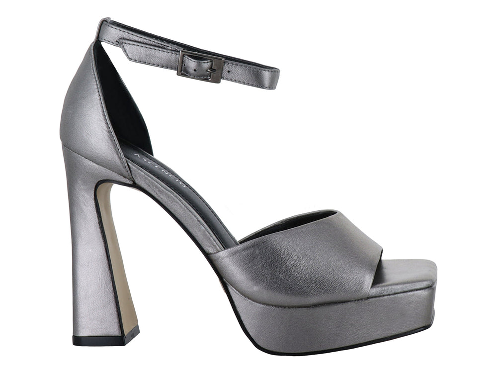 Sandalia de tacón alto y plataforma en color plata metálico con correa ajustable al tobillo para mujer.