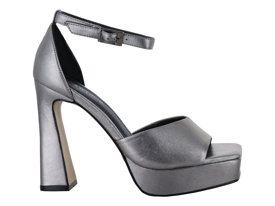 Sandalia de tacón alto y plataforma en color plata metálico con correa ajustable al tobillo para mujer.