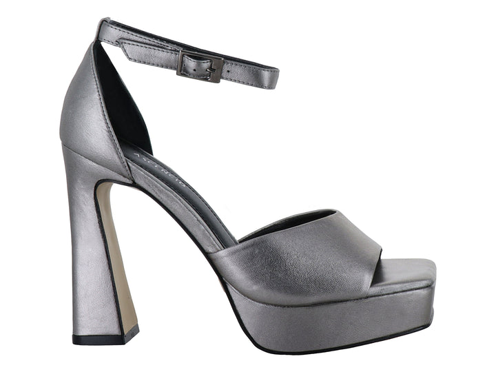 Sandalia de tacón alto y plataforma en color plata metálico con correa ajustable al tobillo para mujer.