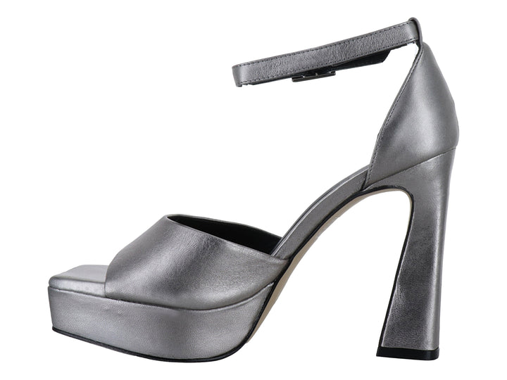 Sandalia de tacón alto y plataforma en color plata metálico con correa ajustable al tobillo para mujer.