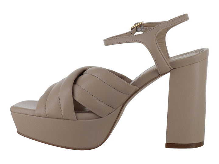 Sandalia de plataforma color nude con tacón grueso y tiras acolchadas cruzadas.