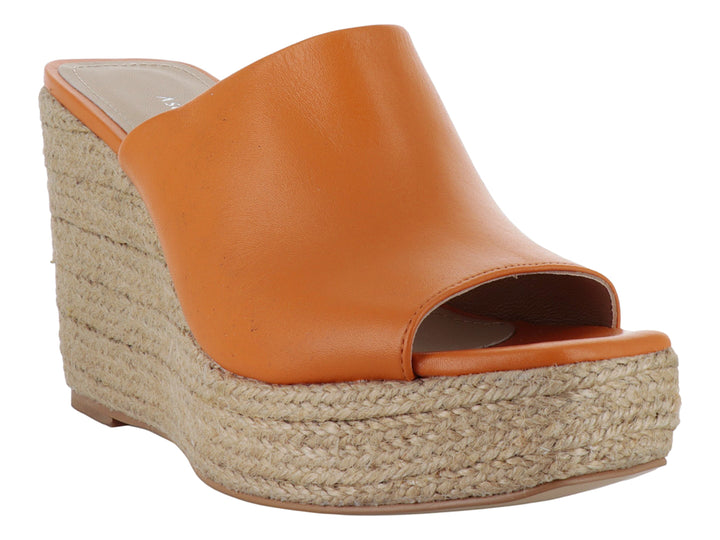 Sandalia de plataforma color naranja con base de yute tejido.