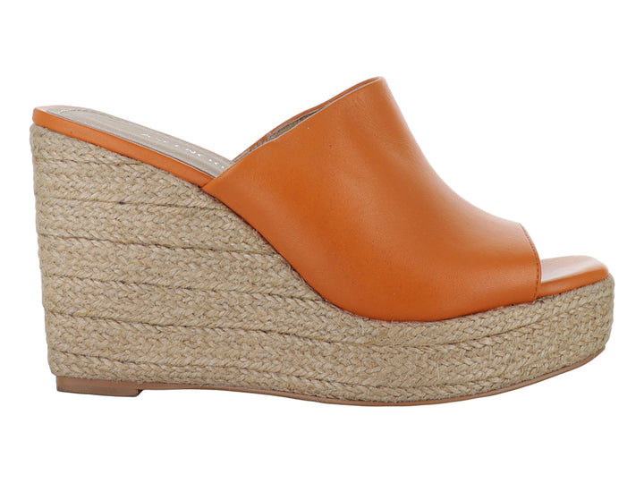 Sandalia de plataforma color naranja con base de yute tejido.