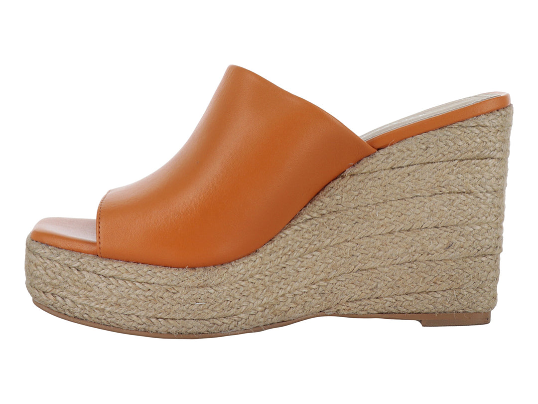 Sandalia de plataforma color naranja con base de yute tejido.