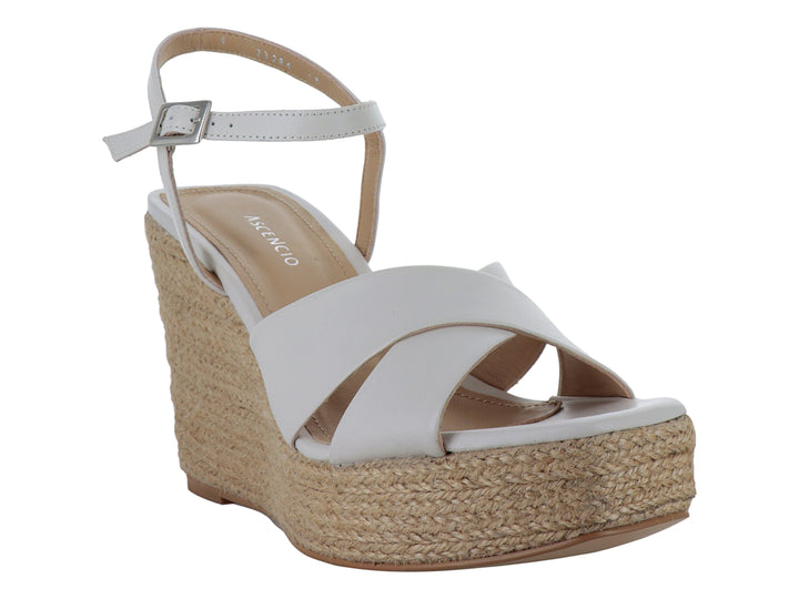 Sandalias de plataforma color yogurt con tacón cuña de yute y correa ajustable al tobillo.