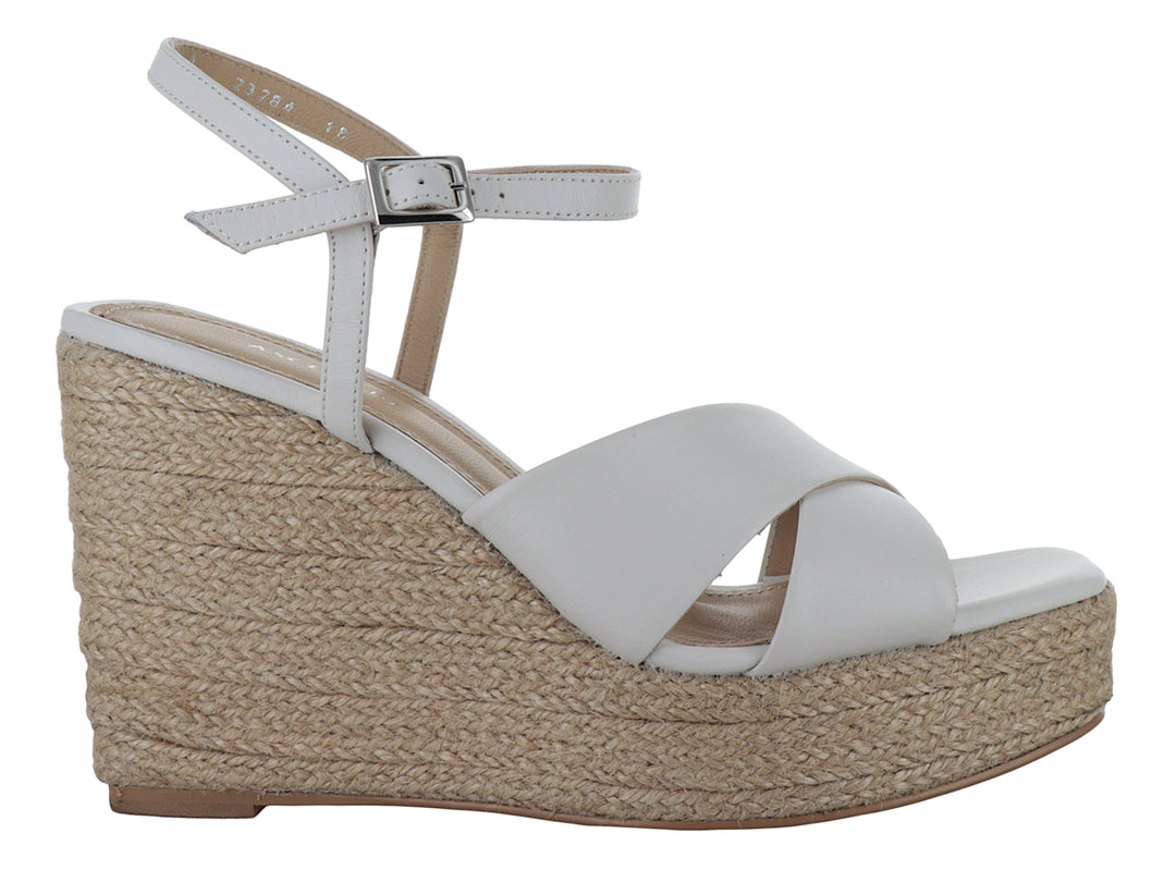 Sandalias de plataforma color yogurt con tacón cuña de yute y correa ajustable al tobillo.