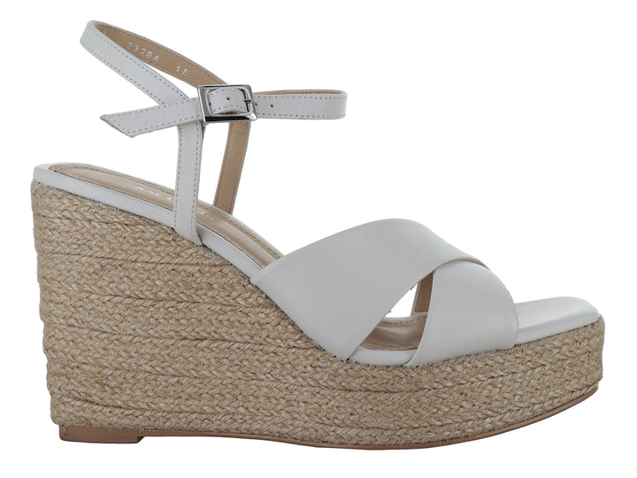 Sandalias de plataforma color yogurt con tacón cuña de yute y correa ajustable al tobillo.