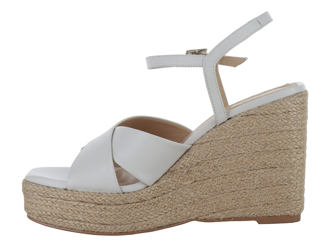 Sandalias de plataforma color yogurt con tacón cuña de yute y correa ajustable al tobillo.