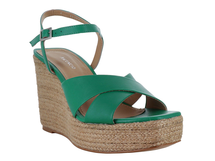 Sandalia de plataforma cuña color verde claro con base de yute y correa ajustable al tobillo.