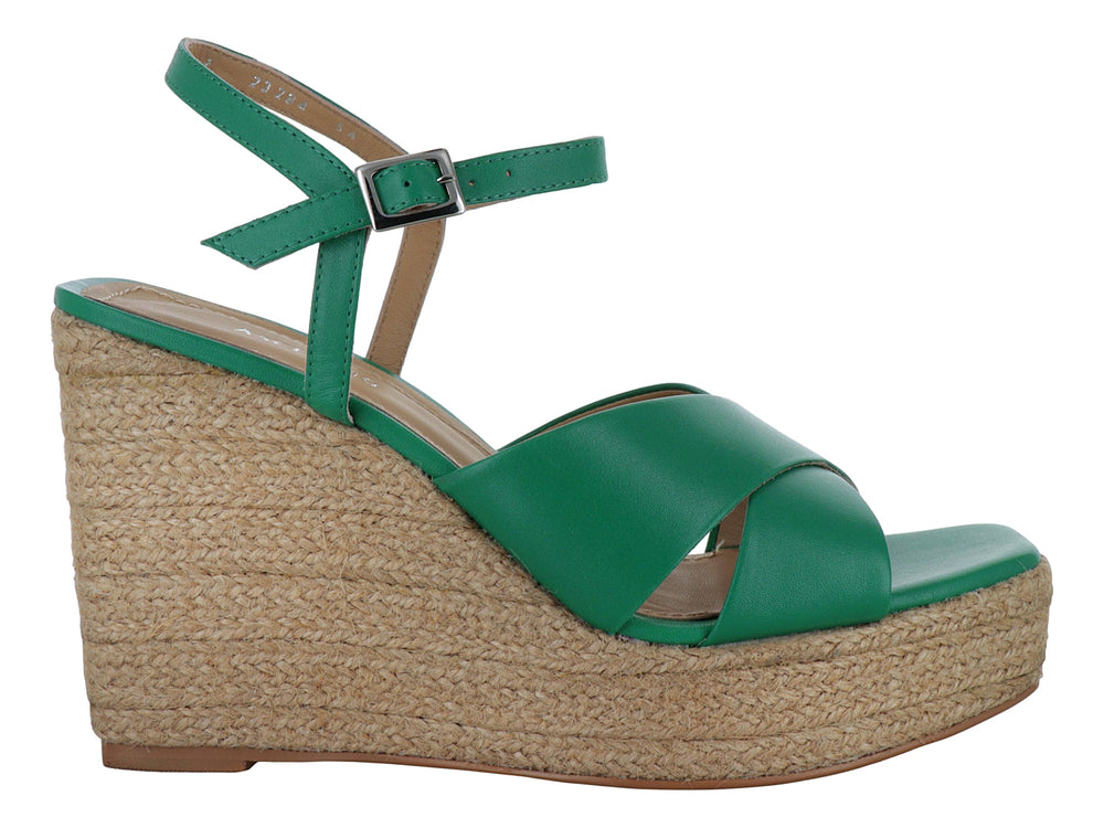 Sandalia de plataforma cuña color verde claro con base de yute y correa ajustable al tobillo.
