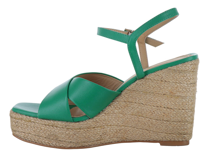 Sandalia de plataforma cuña color verde claro con base de yute y correa ajustable al tobillo.
