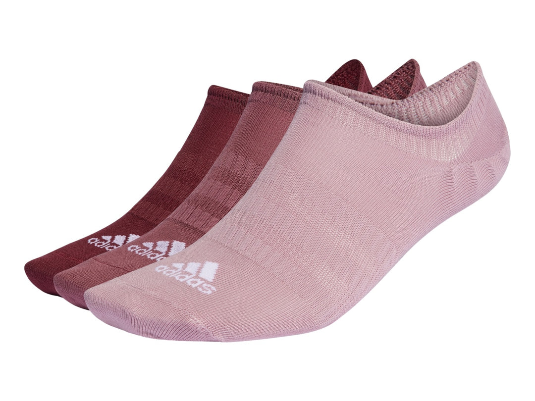 Pack de tres pares de calcetines invisibles Adidas en tonos rosa claro, rosa viejo y borgoña.
