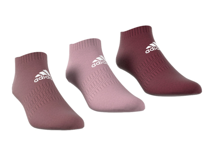 Pack de tres calcetines cortos Adidas en tonos morado, rosa y burgundy con logo blanco.
