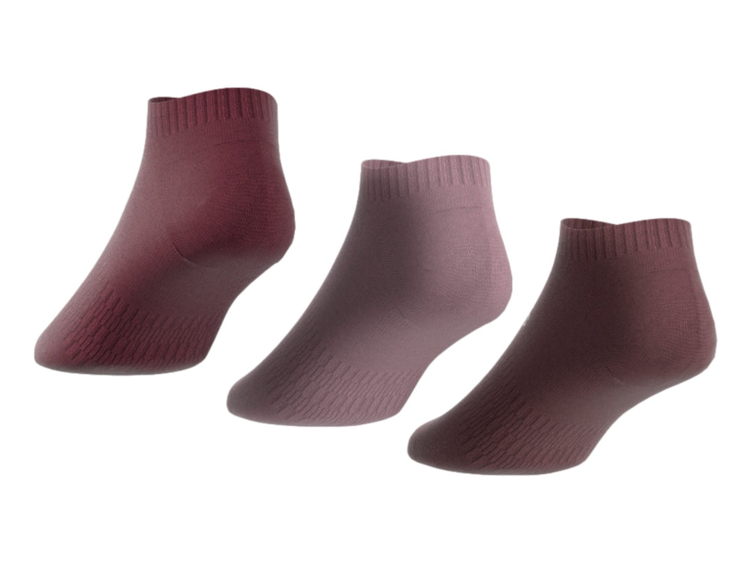 Pack de tres calcetines cortos Adidas en tonos morado, rosa y burgundy con logo blanco.