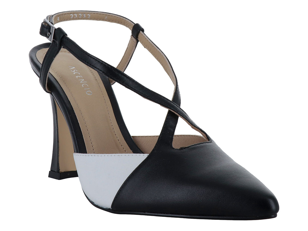 Sandalia de tacón alto marca Ascencio en colores negro y blanco con punta cerrada y correa al tobillo.