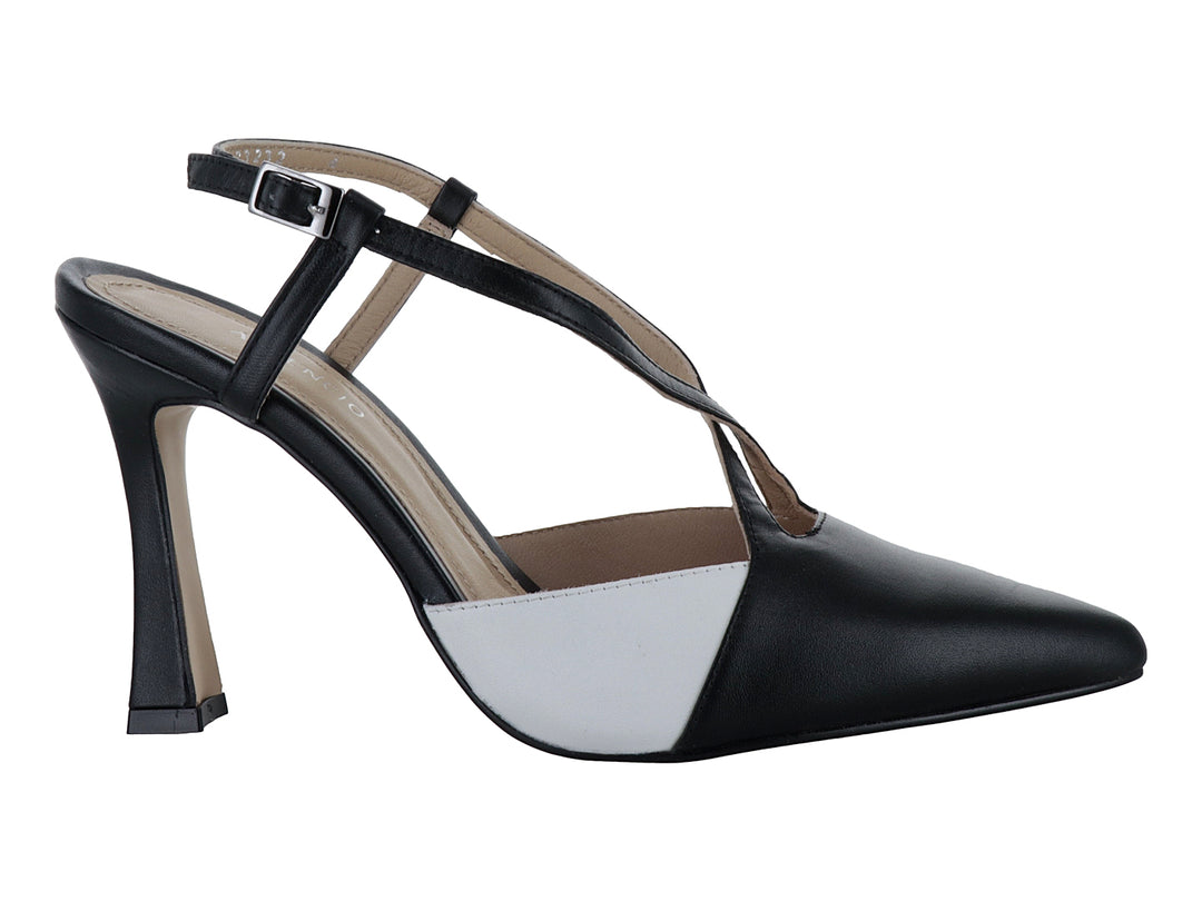 Sandalia de tacón alto marca Ascencio en colores negro y blanco con punta cerrada y correa al tobillo.