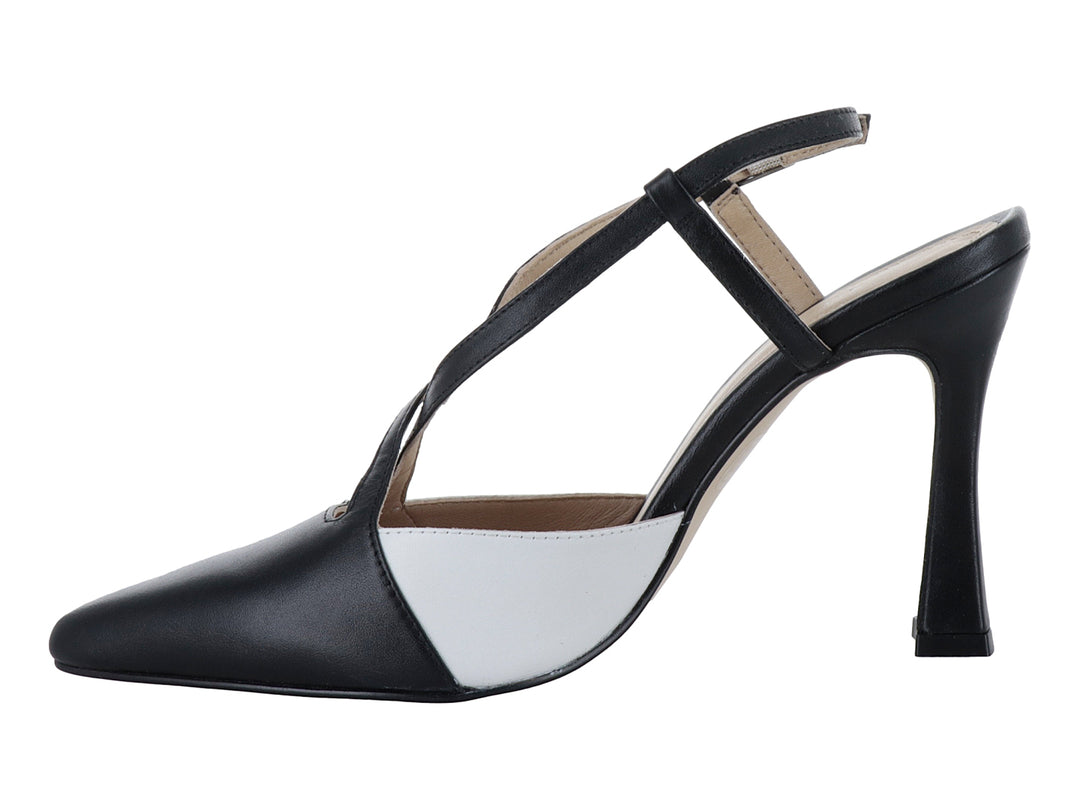 Sandalia de tacón alto marca Ascencio en colores negro y blanco con punta cerrada y correa al tobillo.
