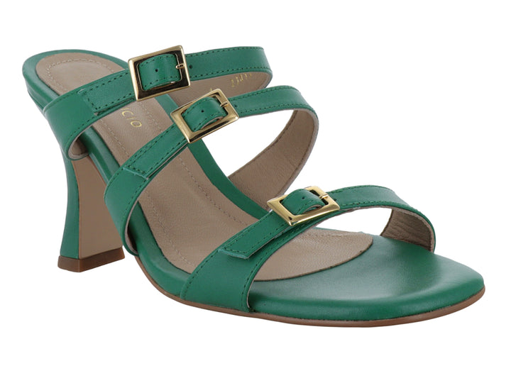 Sandalia de tacón cuadrado color verde claro con tres correas y hebillas doradas para mujer.