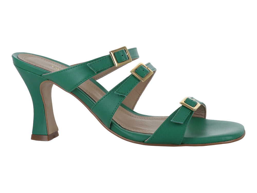 Sandalia de tacón cuadrado color verde claro con tres correas y hebillas doradas para mujer.