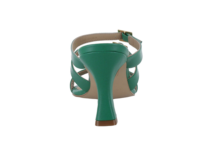 Sandalia de tacón cuadrado color verde claro con tres correas y hebillas doradas para mujer.