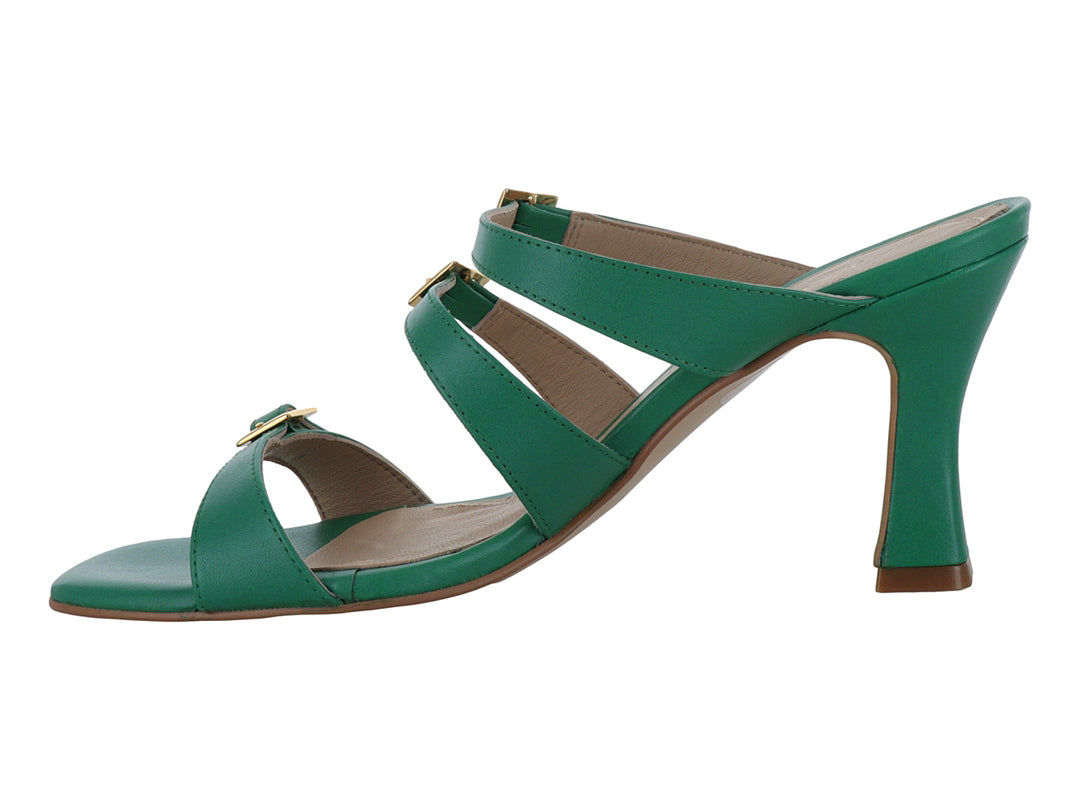 Sandalia de tacón cuadrado color verde claro con tres correas y hebillas doradas para mujer.