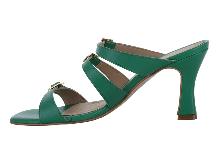 Sandalia de tacón cuadrado color verde claro con tres correas y hebillas doradas para mujer.