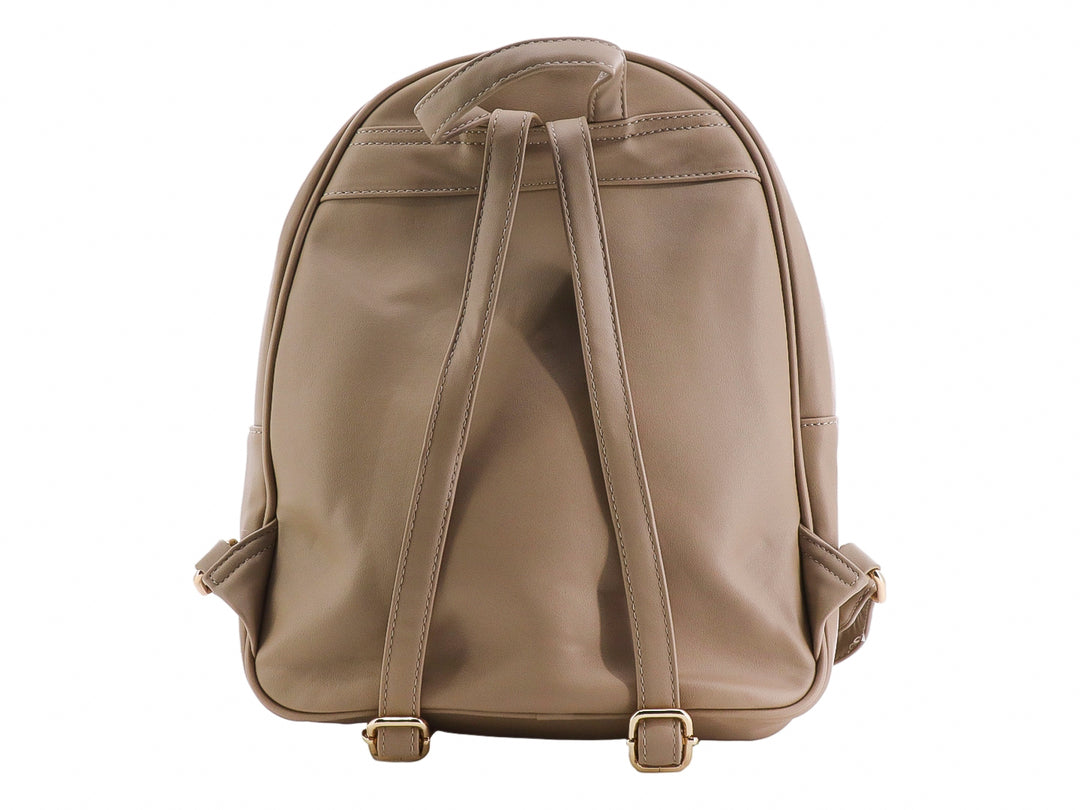 Mochila color taupe con diseño acolchado en forma de diamante y bolsillo frontal con cierre.