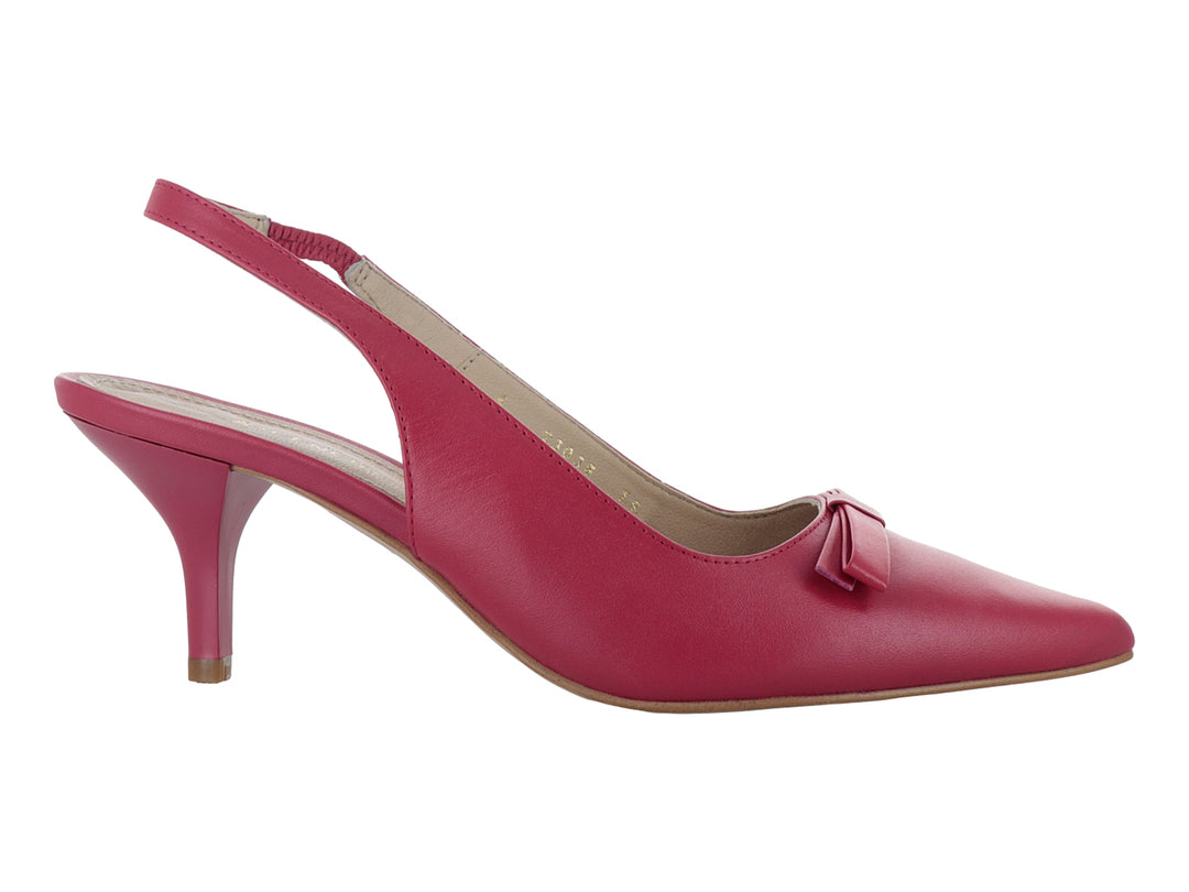 Zapato de tacón color fiusha con punta fina, detalle de moño frontal y correa posterior tipo slingback.