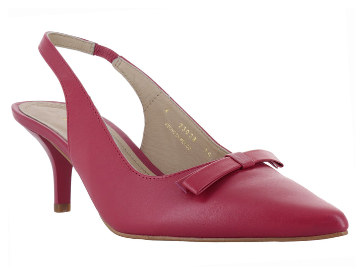 Zapato de tacón color fiusha con punta fina, detalle de moño frontal y correa posterior tipo slingback.