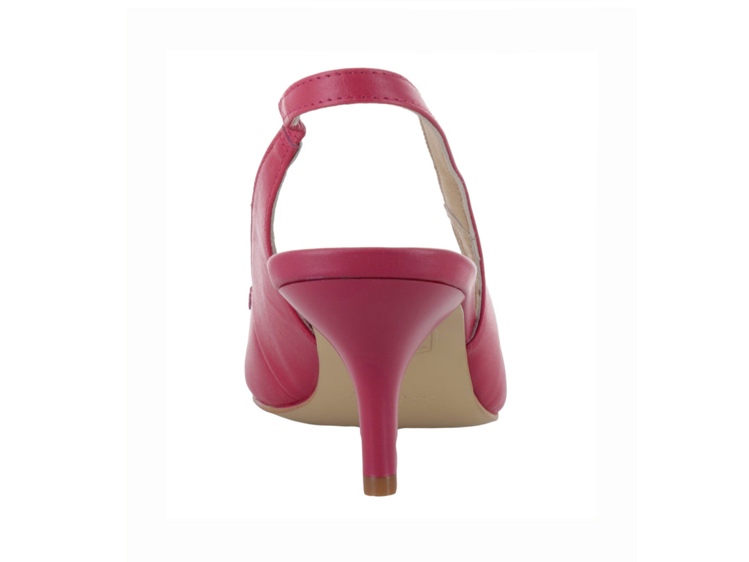 Zapato de tacón color fiusha con punta fina, detalle de moño frontal y correa posterior tipo slingback.