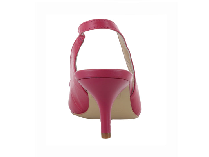 Zapato de tacón color fiusha con punta fina, detalle de moño frontal y correa posterior tipo slingback.