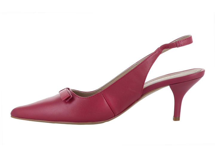 Zapato de tacón color fiusha con punta fina, detalle de moño frontal y correa posterior tipo slingback.
