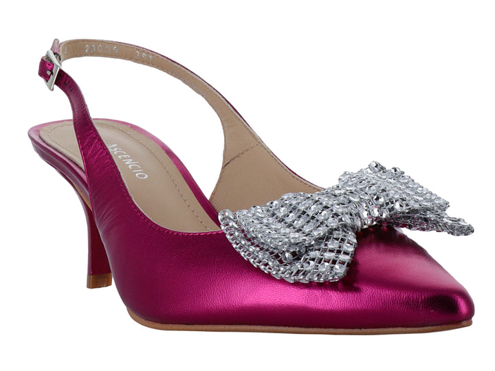 Zapato de tacón color bugambilia metálico con moño de brillantes y correa trasera.