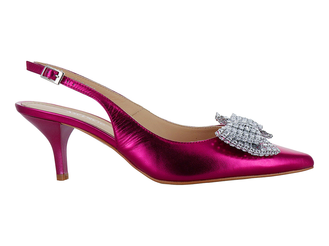 Zapato de tacón color bugambilia metálico con moño de brillantes y correa trasera.