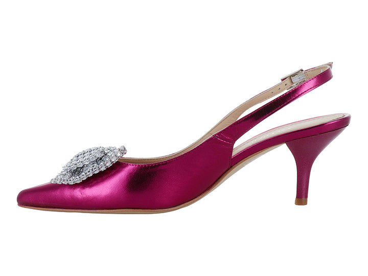 Zapato de tacón color bugambilia metálico con moño de brillantes y correa trasera.
