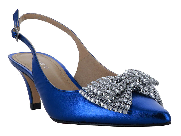 Zapato de tacón azul cobalto metalizado con moño de pedrería plateada y correa posterior.