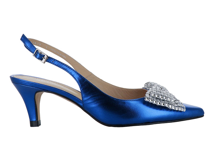 Zapato de tacón azul cobalto metalizado con moño de pedrería plateada y correa posterior.