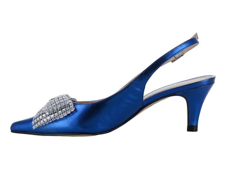 Zapato de tacón azul cobalto metalizado con moño de pedrería plateada y correa posterior.
