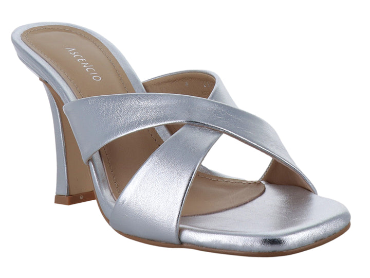 Sandalia de tacón color plata con tiras cruzadas y punta abierta.