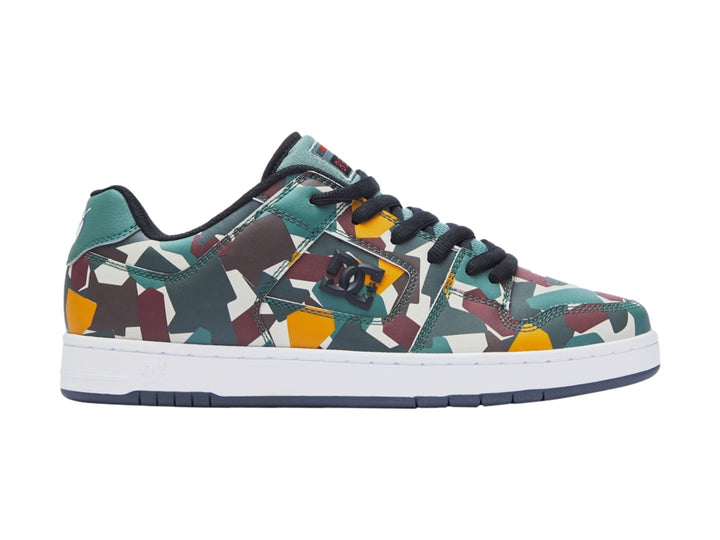 Tenis DC Shoes SW Manteca con diseño de camuflaje multicolor y suela blanca.