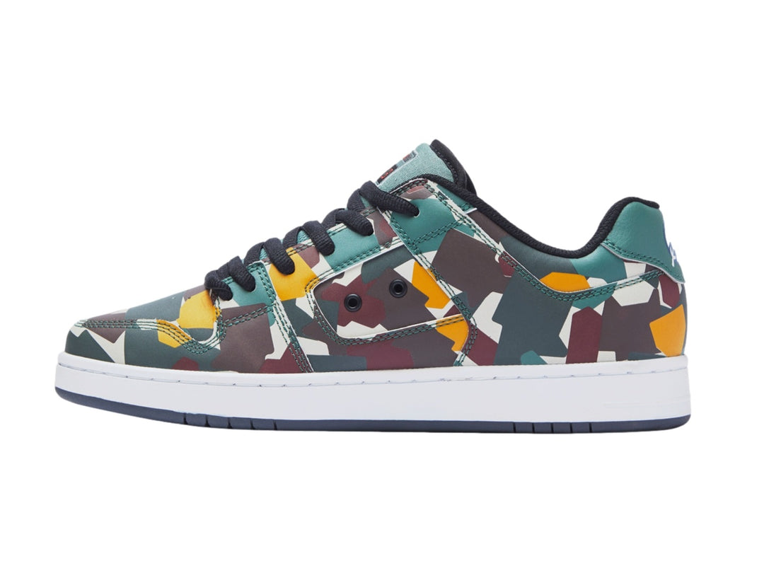 Tenis DC Shoes SW Manteca con diseño de camuflaje multicolor y suela blanca.