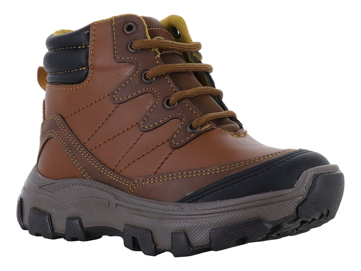 Bota infantil color café con detalles negros y suela gris robusta.