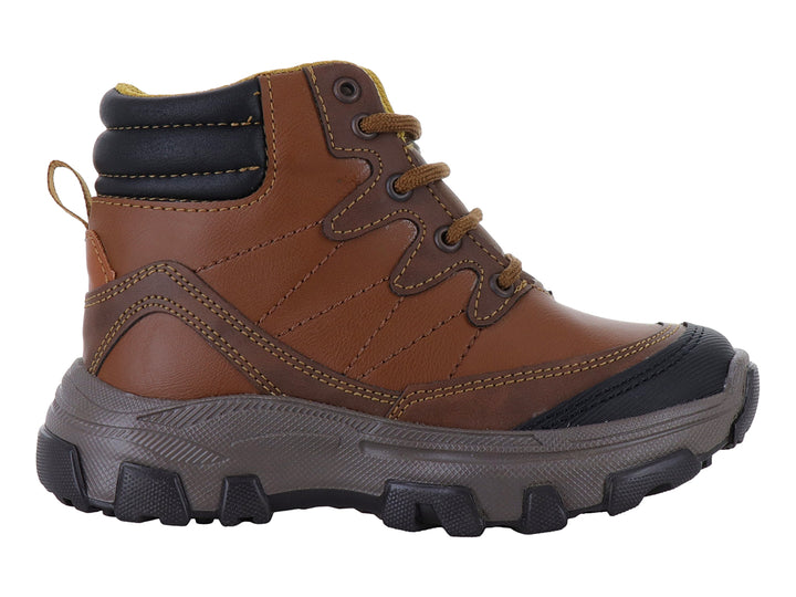 Bota infantil color café con detalles negros y suela gris robusta.
