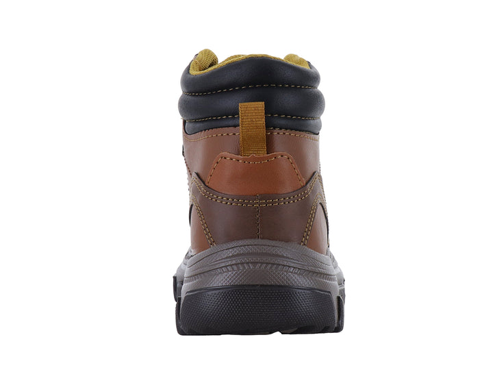 Bota infantil color café con detalles negros y suela gris robusta.