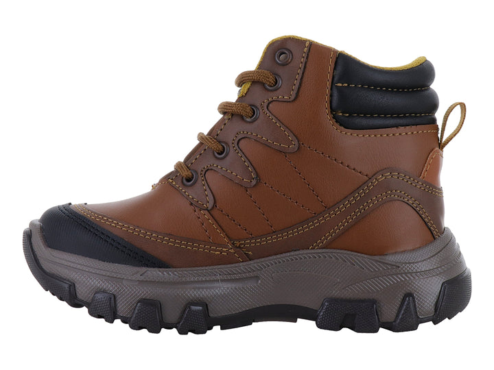 Bota infantil color café con detalles negros y suela gris robusta.