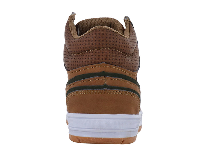 Tenis botín infantil color marrón habana con suela blanca y detalles en verde oscuro.