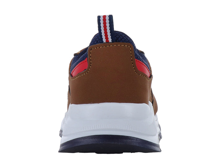 Tenis infantiles color habana y azul marino con suela blanca y detalles en rojo.