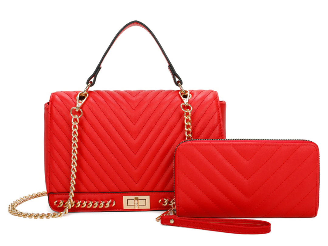 Set de bolso y cartera color rosa con diseño acolchado en chevron y detalles de cadena dorada.