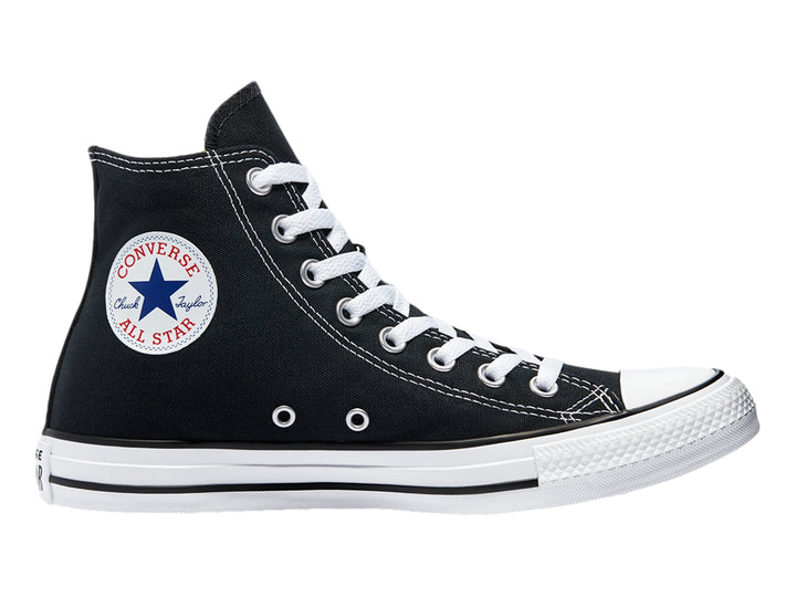Tenis Converse de bota color negro con agujetas y suela blanca.