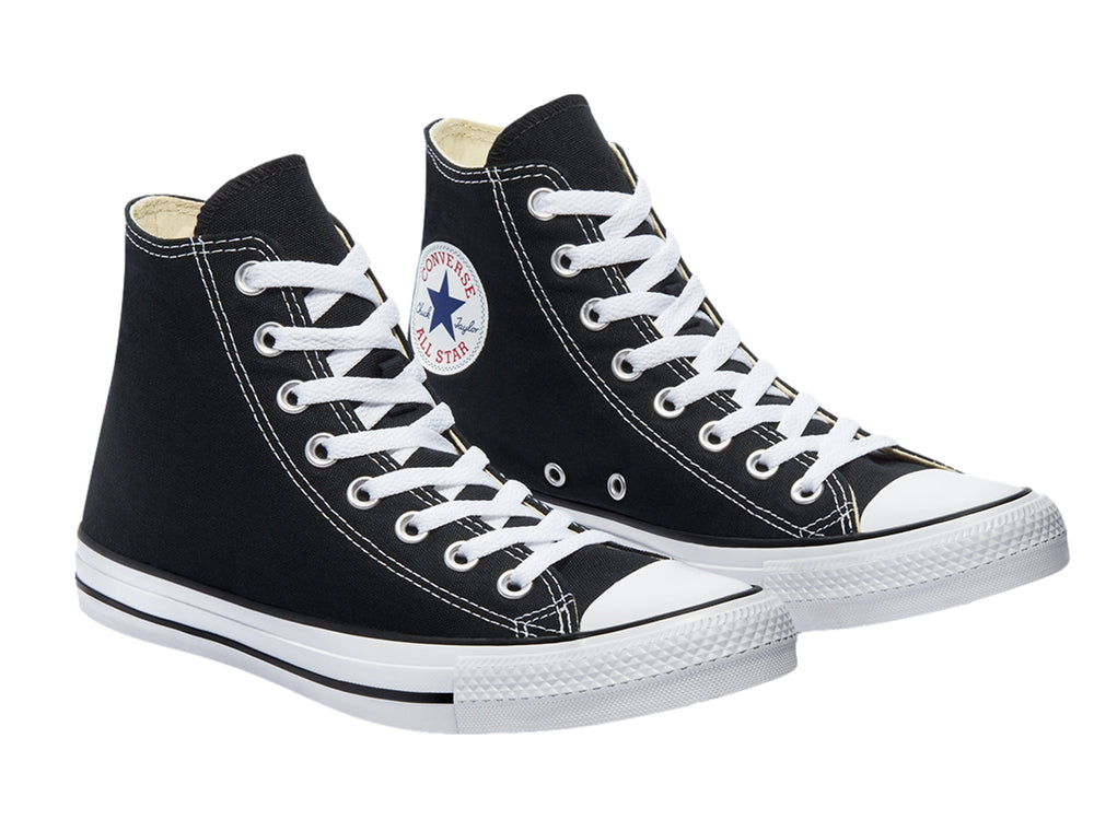 Tenis Converse de bota color negro con agujetas y suela blanca.